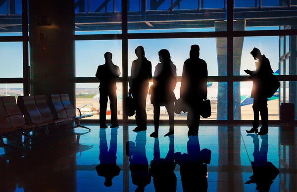 Siluety podnikatelů na letišti — Stock fotografie