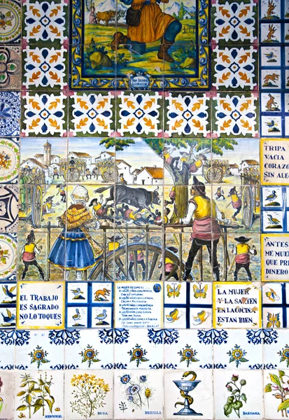 Carreaux décoratifs sur la rue Madrid. Art décoratif national avec symboles agricoles — Photo