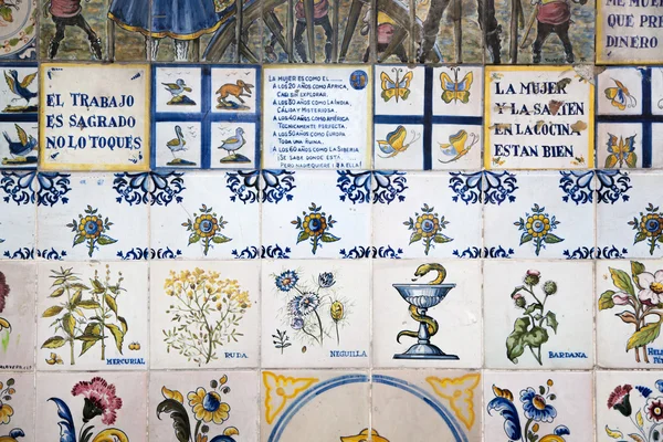 Azulejos decorativos en la calle Madrid. Arte decorativo nacional con símbolos agrícolas —  Fotos de Stock