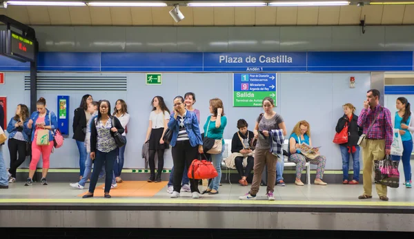 МАДРИД, ИСПАНИЯ - 28 мая 2014 г.: Интерьер аэропорта Мадрида, ожидающий вылета ария — стоковое фото