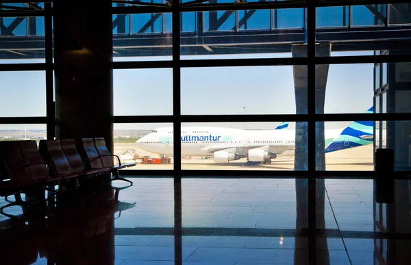 MADRID, SPAIN - MAY 28, 2014: Interior of Madrid airport, departure waiting aria — Stock Photo, Image