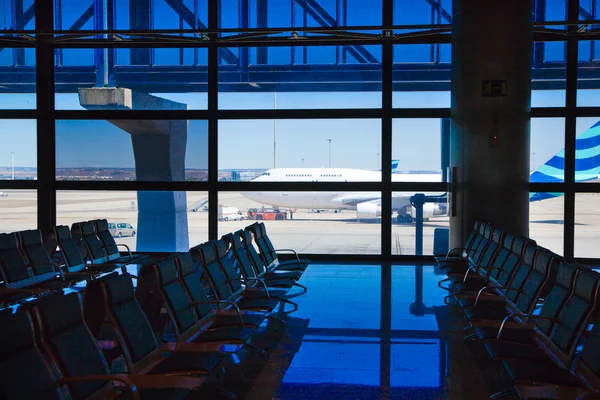 MADRID, ESPAÑA - 28 DE MAYO DE 2014: Interior del aeropuerto de Madrid, salida esperando aria — Foto de Stock