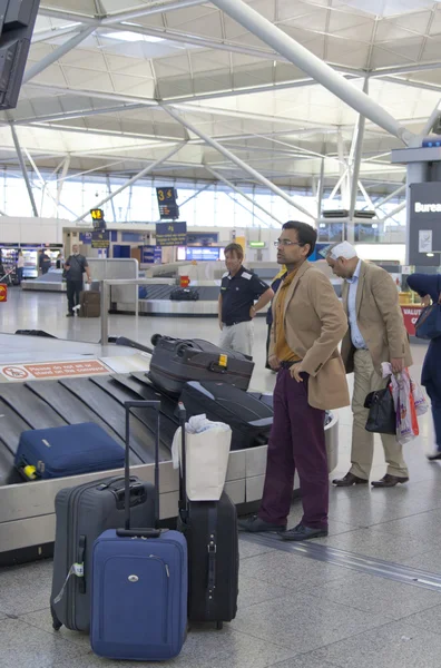 Aeropuerto de Stansted, equipaje esperando aria — Foto de Stock