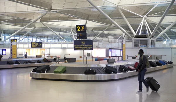 Aeropuerto de Stansted, equipaje esperando aria — Foto de Stock