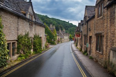 Chippenham, İngiltere - Ağustos 9, 2014: castle combe, benzersiz eski İngiliz Köyü