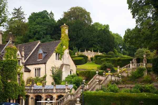 CHIPPENHAM, Reino Unido - 9 de agosto de 2014: Castle Combe, único vilarejo inglês antigo — Fotografia de Stock