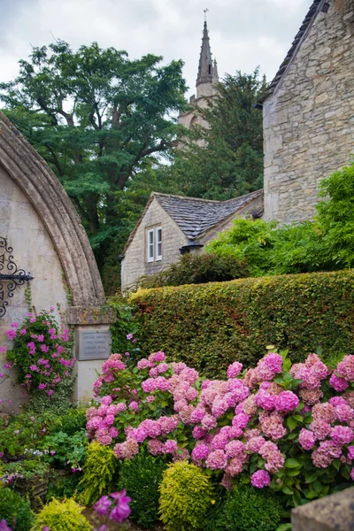 CHIPPENHAM, Royaume-Uni - 9 AOÛT 2014 : Château Combe, unique vieux village anglais — Photo