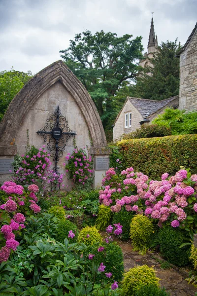 Chippenham, Storbritannien - augusti 9, 2014: castle combe, unik gammal engelsk by — Stockfoto