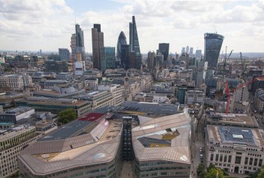 Londra, İngiltere - 9 Ağustos 2014 Londra görünümü. Londra şehri önde gelen merkezlerinden biri olan küresel finans bu görünüm içerir kule 42, Lloyds Bankası, Kornişon bina ve diğer