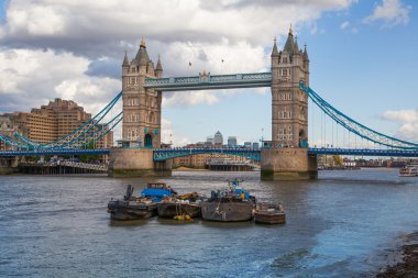 Londra, İngiltere - 16 Ağustos 2014: Tower bridge ve river Thames South bank yürüyüş.