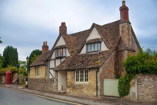 Chippenham, uk - 9. August 2014: castle combe, einzigartiges altenglisches dorf — Stockfoto