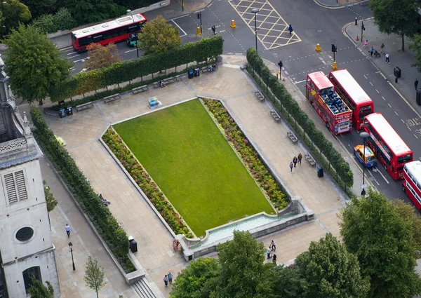Лондон, Великобританія - 9 серпня 2014 року: Малій площі в центрі Лондона, провідним центром глобальні Фінанси — стокове фото