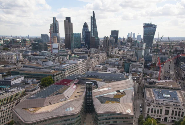 LONDRES, Reino Unido - 9 de agosto de 2014 Londres vista. City of London uno de los principales centros de finanzas globales esta vista incluye la Torre 42, el banco jalá, el edificio Gherkin y otros — Foto de Stock