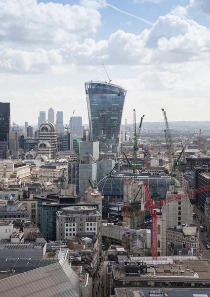 LONDRA, Regno Unito - 9 AGOSTO 2014 Vista Londra. Città di Londra uno dei principali centri di finanza globale questa vista comprende Torre 42, Lloyds banca, edificio Gherkin e altri — Foto Stock