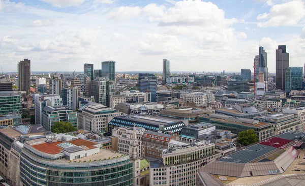 LONDRES, Reino Unido - 9 de agosto de 2014 Londres vista. City of London uno de los principales centros de finanzas globales esta vista incluye la Torre 42, el banco jalá, el edificio Gherkin y otros — Foto de Stock