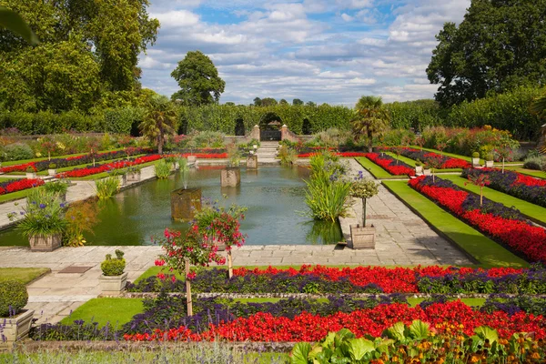 LONDON, UK - AUGUST 16, 2014: Kensington palace and gardens — Stock Photo, Image