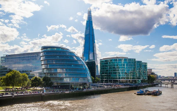 Fragmento de vidrio en el río Támesis. Arquitectura moderna de Londres —  Fotos de Stock