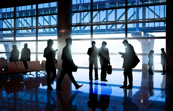 Silhuetas de empresários no aeroporto — Fotografia de Stock