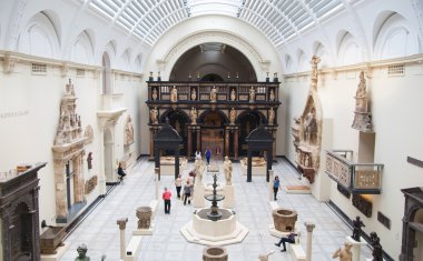 Londra, İngiltere - 24 Ağustos 2014: Victoria ve Albert Müzesi sergi salonu. V ve A Müzesi dünyanın en büyük Müzesi Dekoratif Sanatlar ve tasarım olduğunu.