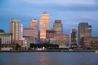Londra, İngiltere - 17 Ekim 2014: Canary Wharf iş ve İlçe gece ışıkları bankacılık