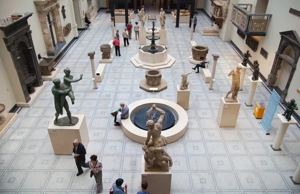 LONDON, UK - AUGUST 24, 2014: Victoria and Albert Museum exhibition hall. V&A Museum is the world's largest museum of decorative arts and design. — Stock Photo, Image