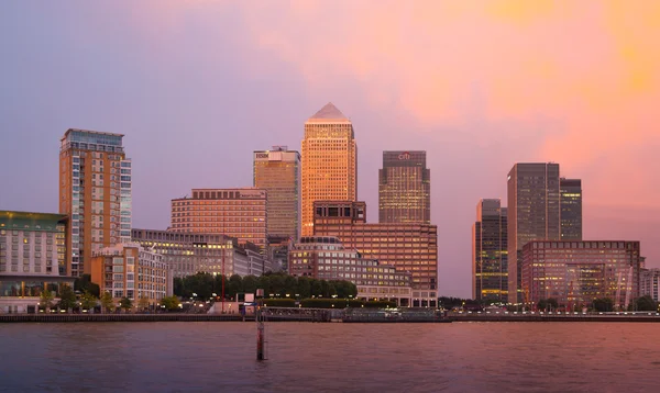 London, Großbritannien - 17. Oktober 2014: Kanarienvogelkai Geschäfts- und Bankenviertel Nachtlichter — Stockfoto