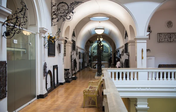 LONDON, UK - AUGUST 24, 2014: Victoria and Albert Museum exhibition hall. V&A Museum is the world's largest museum of decorative arts and design. — Stock Photo, Image