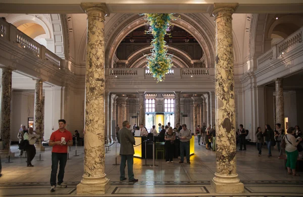 London, Verenigd Koninkrijk - 24 augustus 2014: Victoria and Albert Museum-tentoonstellingshal. V & A Museum is's werelds grootste museum voor decoratieve kunst en vormgeving. — Stockfoto