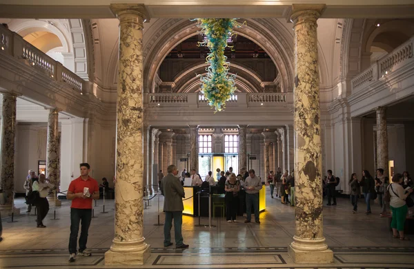 LONDON, UK - AUGUST 24, 2014: Victoria and Albert Museum exhibition hall. V&A Museum is the world's largest museum of decorative arts and design. — Stock Photo, Image