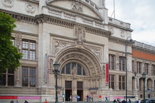 LONDRES, Reino Unido - 24 de Agosto de 2014: Victoria and Albert Museum historic building. V & A Museum é o maior museu de artes decorativas e design do mundo . — Fotografia de Stock