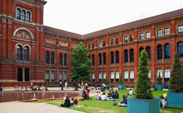 London, Velká Británie - 24 srpna 2014: Victoria a Albert muzeum historické budovy. V & A muzeum je největší muzeum na světě, užité umění a design. Stock Fotografie