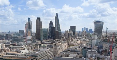 Londra, İngiltere - 9 Ağustos 2014 Londra görünümü. Londra şehri önde gelen merkezlerinden biri olan küresel finans bu görünüm içerir kule 42, Lloyds Bankası, Kornişon bina ve diğer