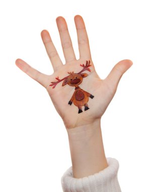 Çocuk el ile kadar yükselterek Noel simgeleri boyalı: Santa Claus, Noel ağacı, kar adam, yağmur geyik, hediye kutusu