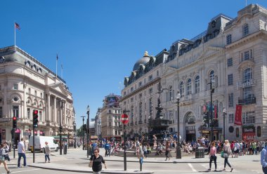 london, uk - 14 Mayıs 2014: insanlar ve Piccadilly Circus trafik. romantik dates.square için ünlü yer naip sokak katılmak için 1819 yılında inşa edildi
