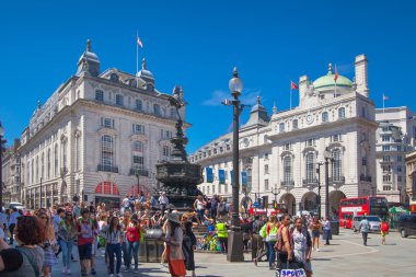 london, uk - 14 Mayıs 2014: insanlar ve Piccadilly Circus trafik. romantik dates.square için ünlü yer naip sokak katılmak için 1819 yılında inşa edildi