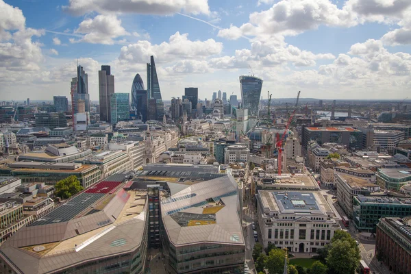 LONDRES, Reino Unido - 9 de agosto de 2014 vista de Londres. Cidade de Londres um dos principais centros de financiamento global esta visão inclui Torre 42, banco de chalés, edifício Gherkin e outros — Fotografia de Stock