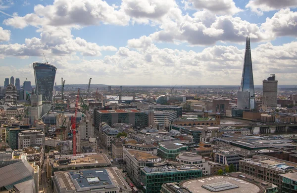 ЛОНДОН, Великобритания - 9 августа 2014 г. Осколок стекла и вид на Лондон. Лондонский Сити - один из ведущих центров мировых финансов — стоковое фото
