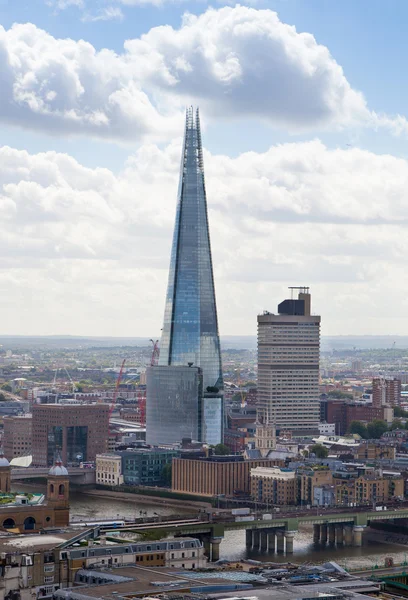 LONDRES, Reino Unido - 9 DE AGOSTO DE 2014 Shard of glass and London view. Cidade de Londres um dos principais centros de finanças globais — Fotografia de Stock