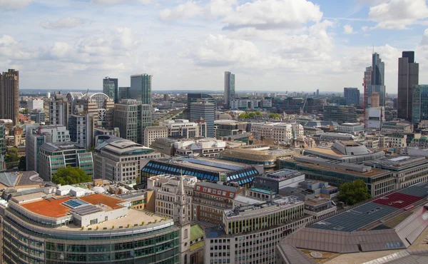 LONDRES, Royaume-Uni - 9 AOÛT 2014 Londres view. Ville de Londres l'un des principaux centres de la finance mondiale cette vue comprend la tour 42, la banque Lloyds, bâtiment Gherkin et d'autres — Photo