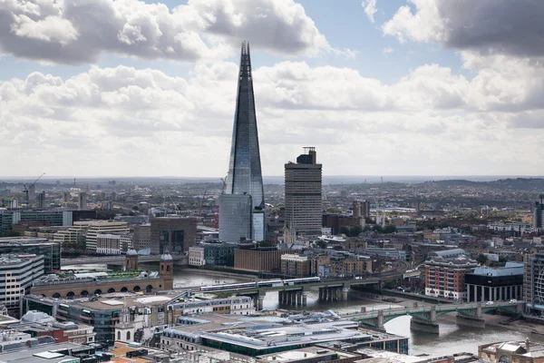 LONDRES, Reino Unido - 9 DE AGOSTO DE 2014 Shard of glass and London view. Cidade de Londres um dos principais centros de finanças globais — Fotografia de Stock