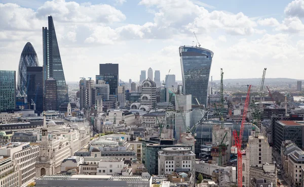 LONDRES, Reino Unido - 9 de agosto de 2014 Londres vista. City of London uno de los principales centros de finanzas globales esta vista incluye la Torre 42, el banco jalá, el edificio Gherkin y otros — Foto de Stock