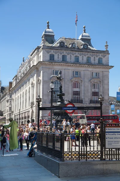 London, UK - 14. Mai 2014: Menschen und Verkehr im Piccadilly Circus in London. berühmter Ort für romantische Daten. Platz wurde 1819 erbaut, um sich der Regent Street anzuschließen — Stockfoto