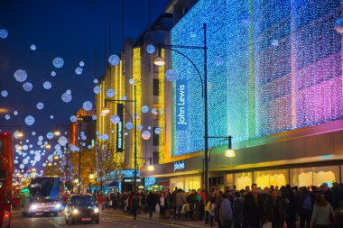 Cuma hafta sonu Noel'den önce Londra'da ilk satış siyah. Oxford treet Noel ışıkları ile dekore edilmiş. Yollar sadece yayalara açık olan