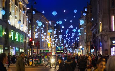 Cuma hafta sonu Noel'den önce Londra'da ilk satış siyah. Oxford treet Noel ışıkları ile dekore edilmiş. Yollar sadece yayalara açık olan