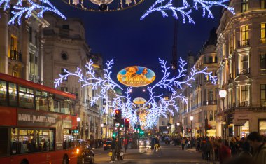 Londra, İngiltere - 30 Kasım 2014: Siyah Cuma hafta sonu Londra'da ilk satış Noel öncesi. Regent street Noel ışıkları ile dekore edilmiş. Yollar sadece yayalara açık olan