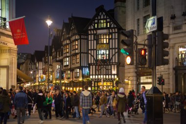 Londra, İngiltere - 30 Kasım 2014: Siyah Cuma hafta sonu Londra'da ilk satış Noel öncesi. Regent street Noel ışıkları ile dekore edilmiş. Yollar sadece yayalara açık olan