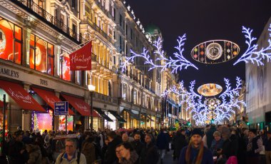 Londra, İngiltere - 30 Kasım 2014: Siyah Cuma hafta sonu Londra'da ilk satış Noel öncesi. Regent street Noel ışıkları ile dekore edilmiş. Yollar sadece yayalara açık olan