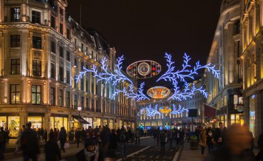 Londra, İngiltere - 30 Kasım 2014: Siyah Cuma hafta sonu Londra'da ilk satış Noel öncesi. Regent street Noel ışıkları ile dekore edilmiş. Yollar sadece yayalara açık olan