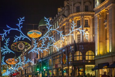 Londra, İngiltere - 30 Kasım 2014: Siyah Cuma hafta sonu Londra'da ilk satış Noel öncesi. Regent street Noel ışıkları ile dekore edilmiş. Yollar sadece yayalara açık olan
