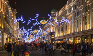 Londra, İngiltere - 30 Kasım 2014: Siyah Cuma hafta sonu Londra'da ilk satış Noel öncesi. Regent street Noel ışıkları ile dekore edilmiş. Yollar sadece yayalara açık olan